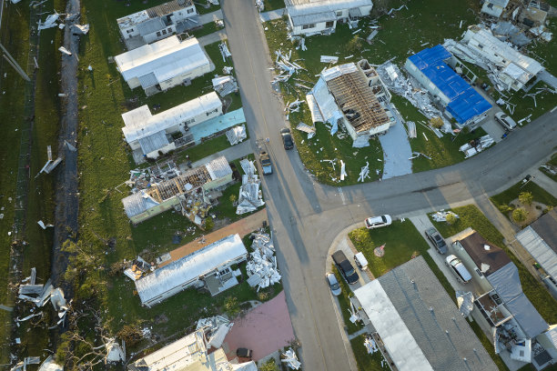 飓风伊恩对佛罗里达州移动房屋住宅区房屋造成严重破坏，自然灾害的后果图片下载