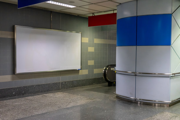 地铁站内的空白广告牌图片下载