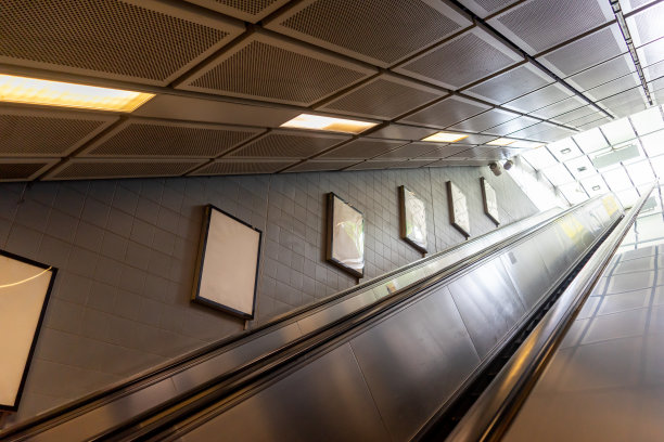 地铁站内的空白广告牌图片下载