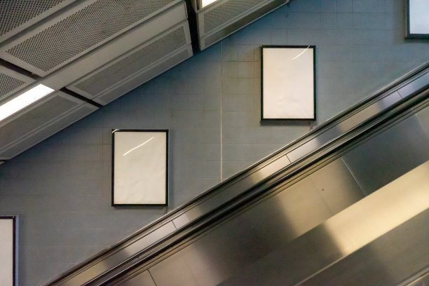 地铁站内的空白广告牌图片下载
