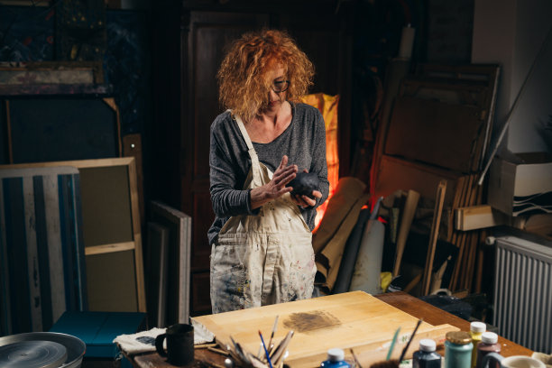 女人使陶器图片下载