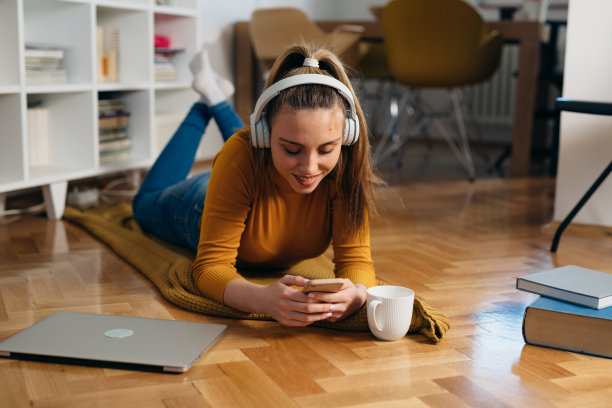 女人在家里图片下载