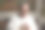 一位老人正试着打开一瓶墨水瓶，准备徒手书法。图片下载