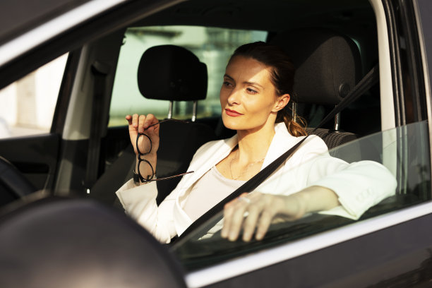 画像微笑的女人坐在车里图片下载