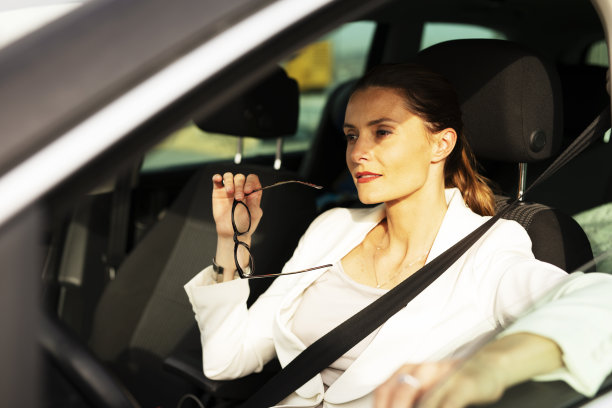 画像微笑的女人坐在车里图片下载