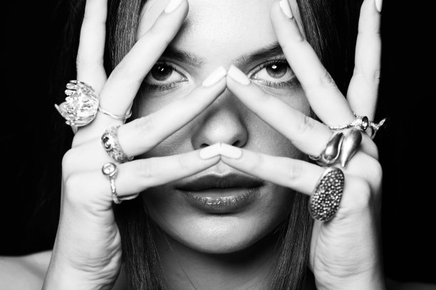 工作室的肖像美丽和性感的女人与花哨的各种戒指在她的手指图片下载