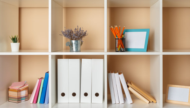 家庭办公室工作空间。白色搁板配配件图片下载