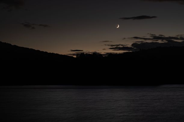 在月光下，布莱尔谷湖在山峦的映衬下的风景图片下载