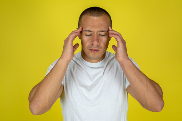 一个男人脖子疼图片下载