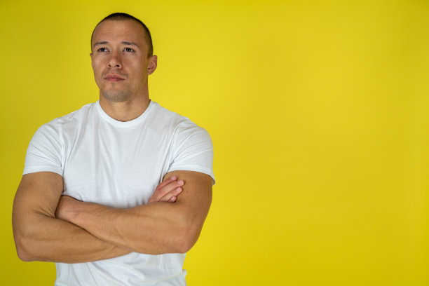 一个双臂交叉的男人的画像图片下载