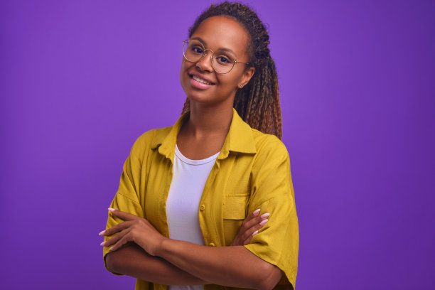 年轻成功的非裔美国女性双手交叉站着图片下载