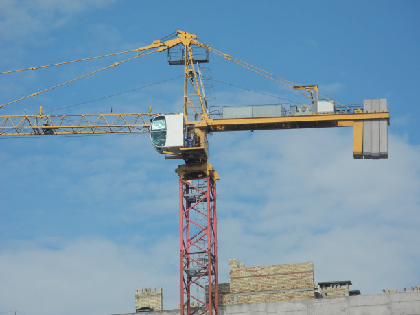 蓝天下的起重机和正在施工的建筑图片下载