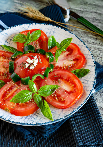 配菜:熟透的红番茄切片，加油、牛至和大蒜图片下载