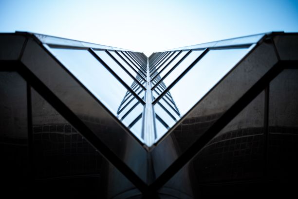 现代对称建筑的低角度拍摄图片下载