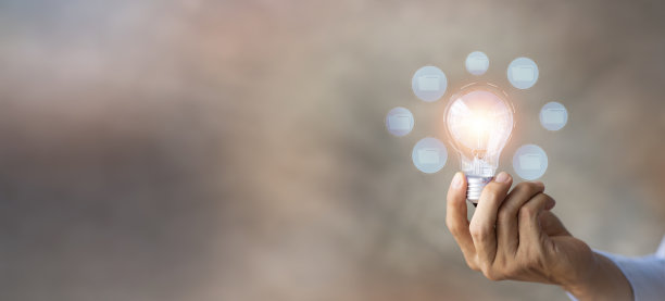 商人手持发光的灯泡，有创意的新想法。创新，头脑风暴，制定战略使业务增长和盈利，执行，战略规划和利润管理概念。图片下载