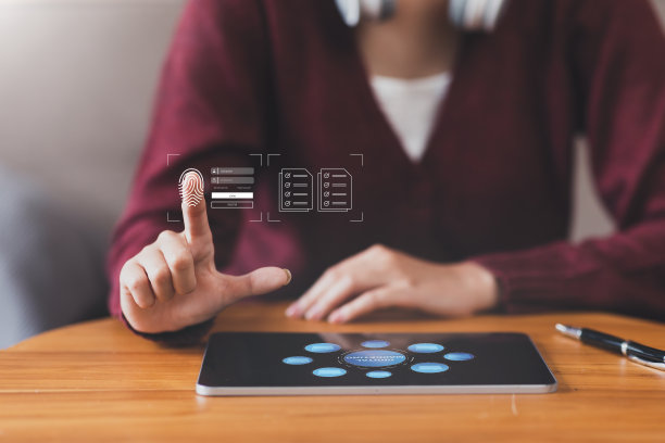 虚拟屏幕图标文档管理概念，ERP，商务女士在平板电脑键盘上工作电子文档图片下载