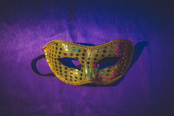 紫色背景的狂欢节面具图片下载