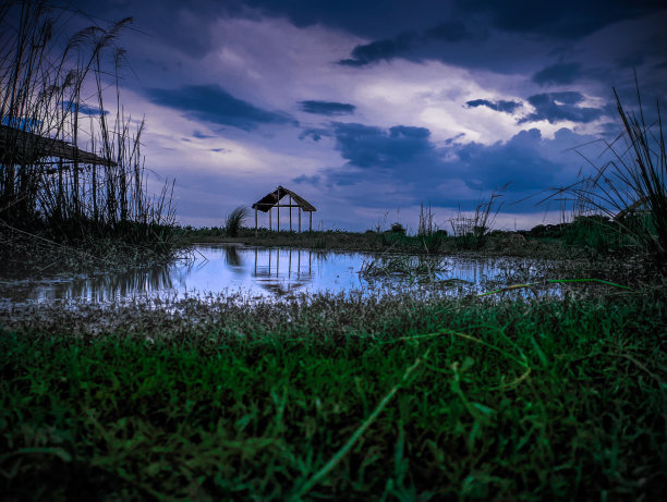 美丽的照片，干净的河流被草地包围和多云的蓝天图片下载