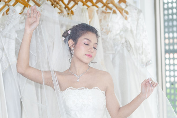 新娘正在试穿婚纱，准备盛装出席婚礼。图片下载