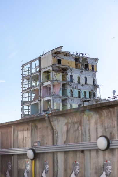 垂直拍摄的半毁的住宅高层建筑与彩色的墙壁图片下载