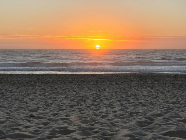 葡萄牙纳扎尔海滩上美丽的沙丘照片，夕阳下的橙色天空图片下载