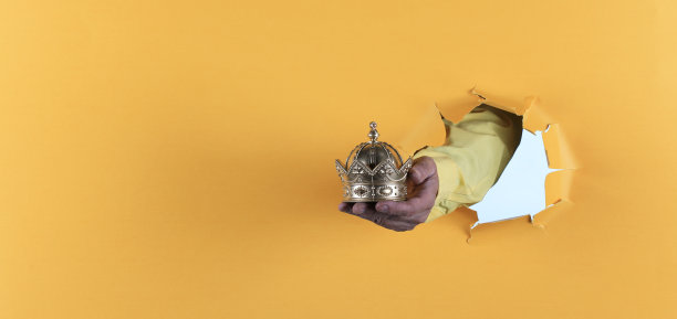 手里拿着王冠图片下载