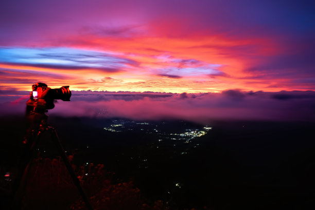 一台单反相机被架在三脚架上，用来拍摄布罗默山的日出图片下载