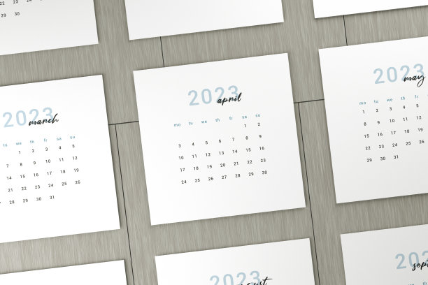 2023四月日历页在木桌子上图片下载