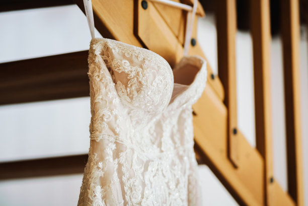 优雅的婚纱挂在衣架上图片下载