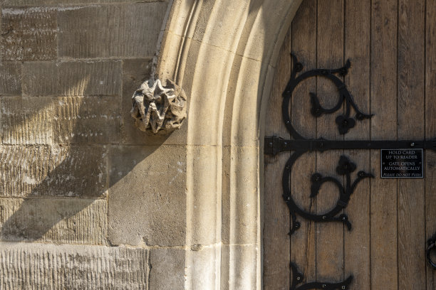 剑桥大学学院古老的橡木木门图片下载