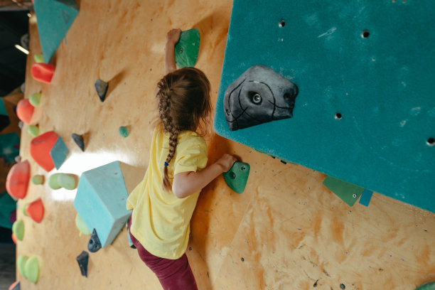 小女孩在现代健身房攀岩图片下载