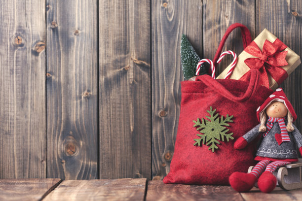 挂圣诞装饰用各种饰品、装饰。图片下载