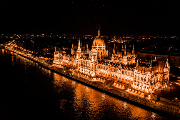 无人机照片-匈牙利议会大厦在夜晚点亮。匈牙利布达佩斯图片下载