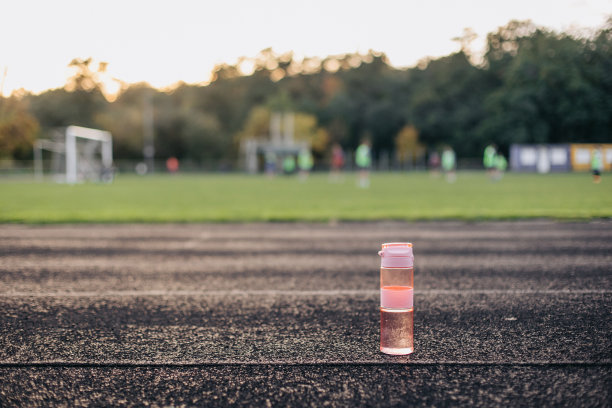 在跑道上放一瓶水图片下载