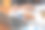 两名男性和女性营销人员使用公司文件和笔记本电脑记录数据，分析公司利润。图片下载