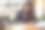 女商人在办公桌上用笔和计算器通过图表文件计算客户余额图片下载