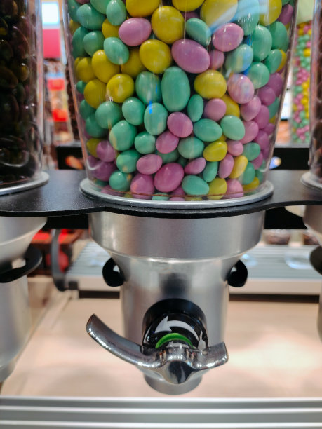 糖果分配器:商店里单独分配糖果、糖果或口香糖的分配器图片下载