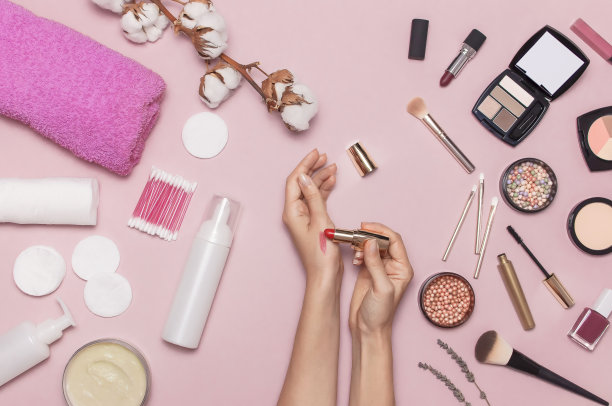 卸妆液配件。女性手试化妆品，棉枝、化妆棉、化妆瓶容器、粉巾、各种化妆化妆品、睫毛膏、粉饼、口红、眼影图片下载