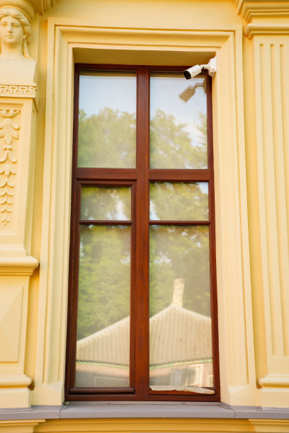 监控摄像头为大楼的安全和安保安装在窗户上。图片下载