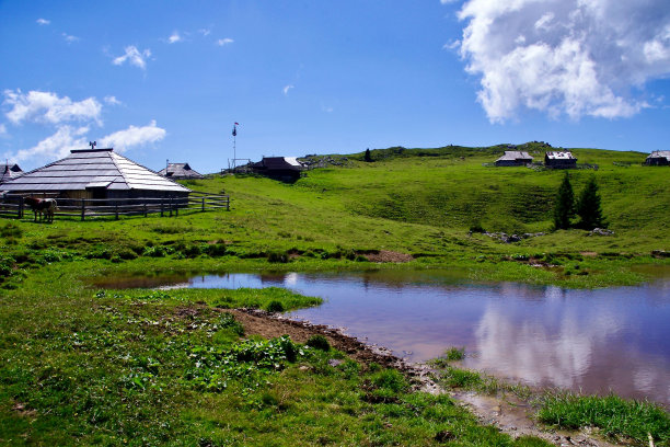 乡村建筑反射天空的湖泊的美丽照片图片下载