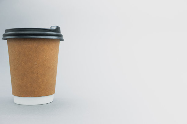 茶和咖啡纸杯，在左边，灰色背景。有文字的空间。有盖的盛食物或饮料的玻璃杯。图片下载