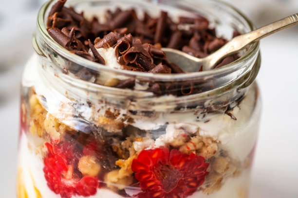 彩色玻璃配碎巧克力，酸奶，覆盆子和格兰诺拉麦片图片下载