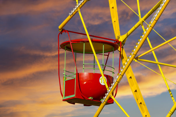 吸引(旋转木马)摩天轮在浪漫的夜空背景下图片下载