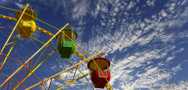 以多云天空为背景的摩天轮(旋转木马)图片下载