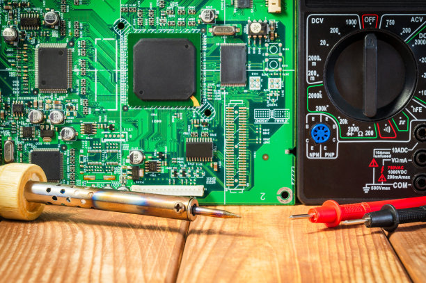 电子产品、电子电路板的服务和修理。木制背景图片下载