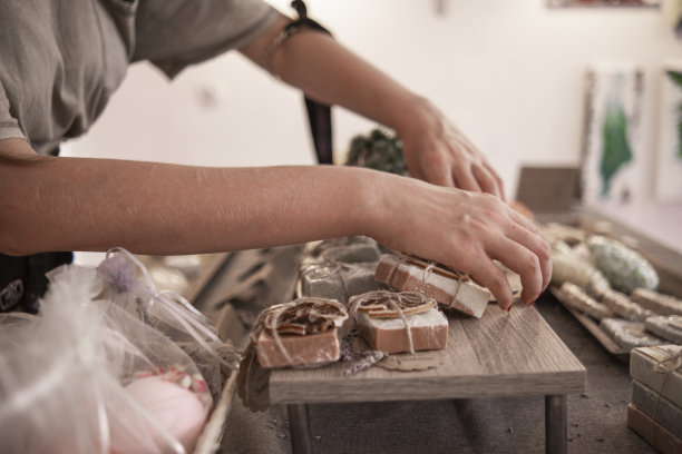 用天然原料手工制作肥皂图片下载