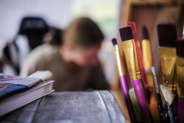 一个年轻艺术家在她的小店里提供的艺术品图片下载