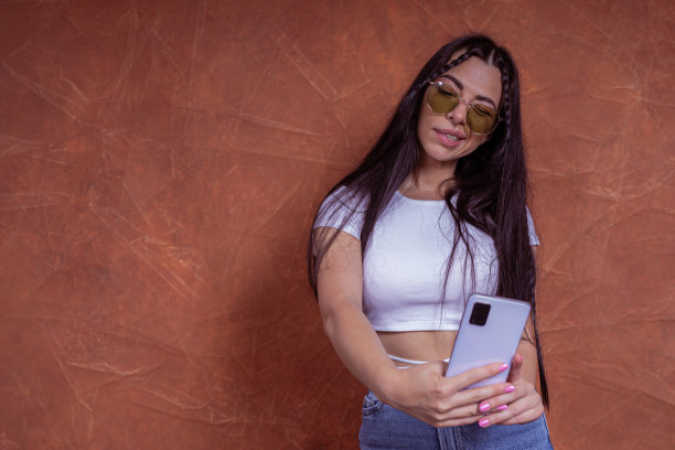 带着眨眼的脸自拍图片下载