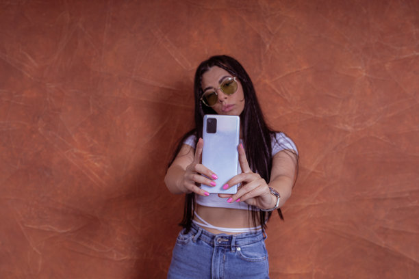 一位时髦的女士在自拍图片下载