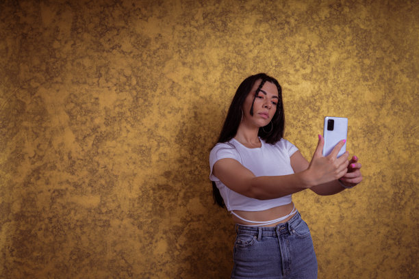 黑发女子拿着手机图片下载